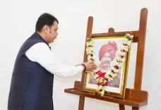 CM Fadnavis pays floral tribute to Shahu Maharaj on birth anniversary