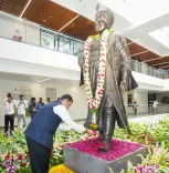 CM Fadnavis pays tribute to Shahu Maharaj at SARTHI, Pune
