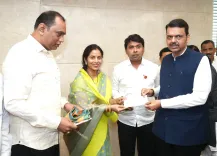 CM Fadnavis receives ₹1 lakh donation for drought farmers