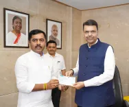 CM Fadnavis Receives ₹1 Lakh Donation for Maharashtra Relief Fund