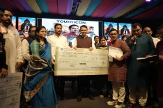 CM Fadnavis receives ₹2 lakh donation for drought-hit farmers
