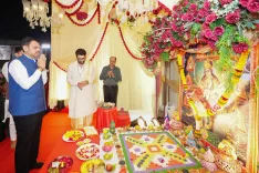 CM Fadnavis seeks blessings at Juhu Navratri celebration