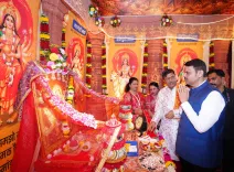 CM Fadnavis seeks blessings at Kandivali Navratri fest