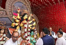 CM Fadnavis Seeks Blessings at Nagpur Navratri Pandal