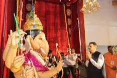 CM Fadnavis seeks blessings at Nagpur's 239-year-old Maskharya Ganpati