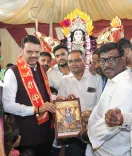 CM Fadnavis seeks blessings at Nagpur's Navratri pandal