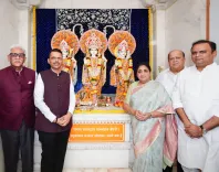 CM Fadnavis seeks blessings at Ram Mandir in Kolhapur