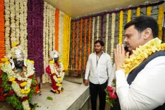 CM Fadnavis seeks blessings at Vitthal-Rukmini Temple in Pune