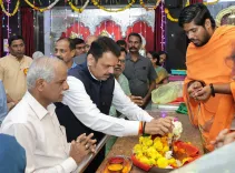 CM Fadnavis seeks Devi's blessings at Nagpur's Durga Mandir on Navratri