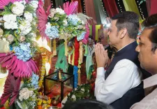 CM Fadnavis seeks Navratri blessings at Nagpur's Ekata Janseva Mandal