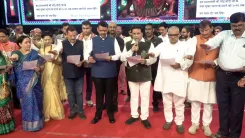 CM Fadnavis Takes Nasha Mukt Pledge at Mumbai Navratri Event