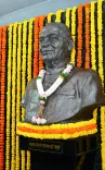 CM Fadnavis Unveils Bust of Freedom Fighter Jawaharlal Darda