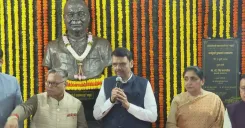 CM Fadnavis Unveils Bust of Journalist Jawaharlal Darda