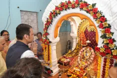 CM Fadnavis visits Sheetala Mata temple in Nagpur on Navratri