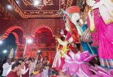 CM Fadnavis visits Skandamata temple in Sion, Mumbai on Navratri