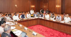 CM Fadnavis vows all-out fight on Maha-Karnataka border row