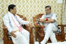 CM Himanta visits Dibrugarh to condole Sonowal's brother
