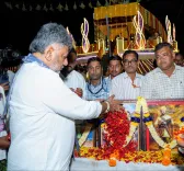 CM Karnataka pays floral tribute to Rani Chennamma in Kittur
