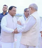 CM Majhi bids farewell to Vice President at Bhubaneswar airport