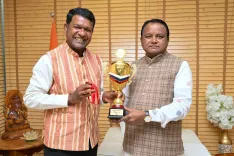 CM Majhi felicitates sand artist Sudarsan Pattnaik for Russia win