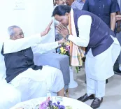 CM Majhi Greets Biswabhusan Harichandan on Birthday