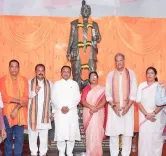 CM Majhi pays floral tribute to Swabhav Kabi Gangadhar Meher on his Jayanti