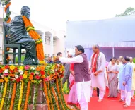 CM Majhi pays floral tribute to Utkalmani Gopabandhu Das