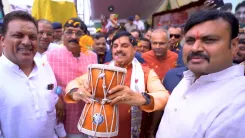 सीएम मोहन यादव ने जबलपुर कांवड़ यात्रा में बरसाए फूल, डमरू बजाया और दादा गुरु संग चले पैदल