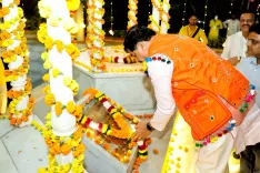 CM Mohan Yadav offers prayers at Gayatri Dham in Barwani