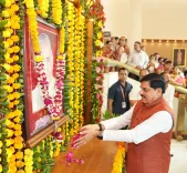 CM Mohan Yadav Pays Floral Tribute to Ex-CM Kailash Joshi on Birth Anniversary