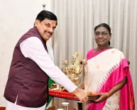 CM Mohan Yadav Presents Maa Narmada Idol to President Murmu in Jabalpur