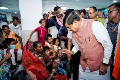 CM Mohan Yadav Reviews Harda District Hospital, Distributes Free Spectacles
