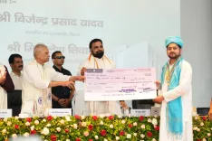 CM Nitish Kumar Honours Top B.Tech, M.Tech Students with Gold Medals