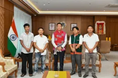 CM Pema Khandu Meets Adi Mising Students' Union for Peace