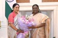 CM Rekha Gupta calls on President Murmu at Rashtrapati Bhavan
