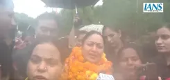 लक्ष्मी योजना लागू: दिल्ली की महिलाओं ने सीएम रेखा गुप्ता को माला पहनाई, ₹2,500 मासिक सहायता का रास्ता खुला