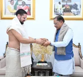 CM Sai Meets Kathavachak Acharya Yuvraj Pandey in Raipur