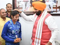 CM Saini Meets India Women's Hockey Vice-Captain Navneet Kaur