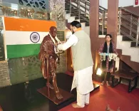 CM Samrat Choudhary buys khadi at Patna mall on Handloom Day