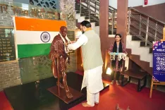 CM Samrat Choudhary Visits Patna Khadi Mall, Meets Weavers