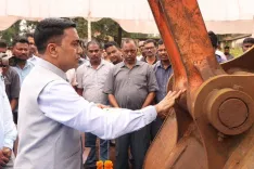 CM Sawant flags off Goa's first iron ore dump ops at Pale
