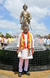 CM Shivakumar pays floral tribute at Kempegowda statue