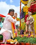 CM Shivakumar pays floral tribute on Kempegowda Jayanti