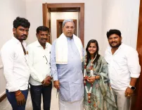 CM Siddaramaiah Meets Hubballi Girl Who Reached Sarigamapa Semis