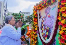 CM Siddaramaiah pays floral tribute to Sangolli Rayanna on birth anniversary