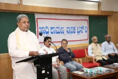 CM Siddaramaiah presents Khadri Shamanna Journalism Award to Udaykumar