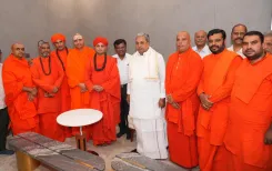 CM Siddaramaiah receives mutt heads from various communities