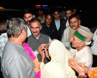 CM Sukhu Stops for Elderly Woman's Plea on Chamba Road