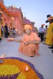क्या सीएम योगी आदित्यनाथ ने पहले राम मंदिर और फिर राम की पैड़ी पर जलाए श्रद्धा के दीप?