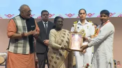 CM Yogi Congratulates Varanasi Weaver Naseem Ansari on National Handloom Award